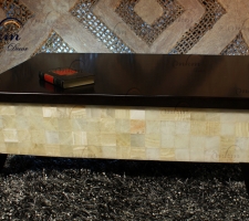 Mesa rectangular de onix con tapa y patas de madera - Dimensiones: 103 x 73 x 40 cm - Iluminación bajo consumo incluida