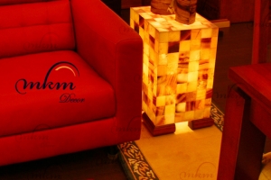 Mesa de esquina rectangular de Onix con patas de madera - Dimensiones: 40 x 30 x 55 cm - Iluminación bajo consumo incluida.