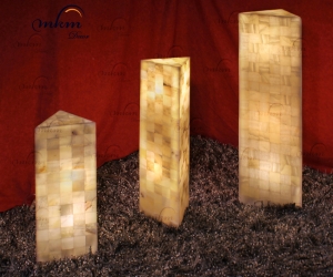 Columnas triangulares de Onix  en varios tamaños - Solicite información sobre la medida que desee. Iluminación bajo consumo incluida