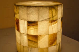 Lampara sobremesa cilindrica de onix  - Dimensiones: 25 x 20 cm - Iluminación bajo consumo incluida